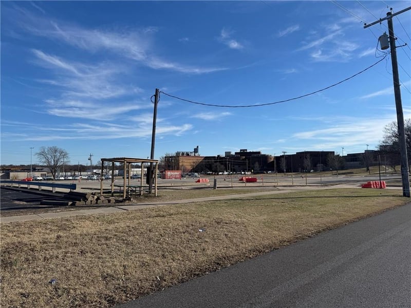 400 8th Ave, Topeka, KS 66607