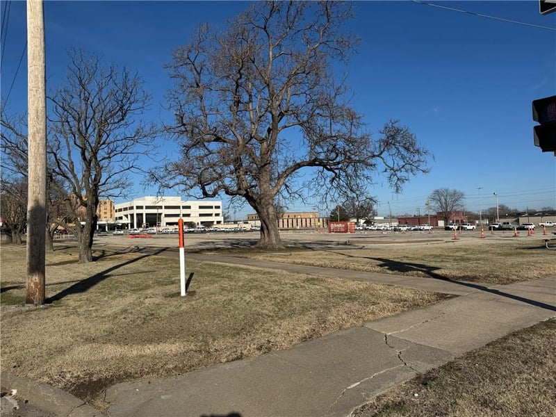 400 8th Ave, Topeka, KS 66607