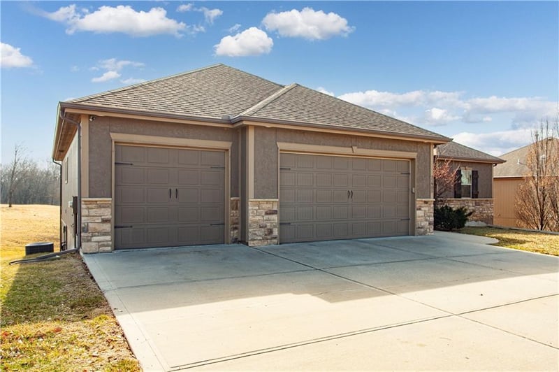 22905 42nd St Ct, Blue Springs, MO 64015