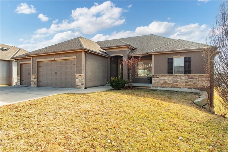 22905 42nd St Ct, Blue Springs, MO 64015