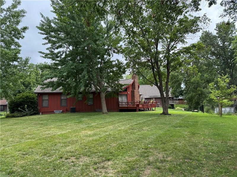 12325 Pinehurst Dr, Kansas City, KS 66109