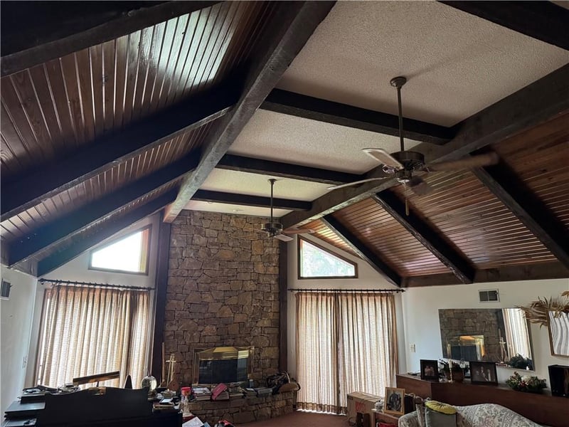 12325 Pinehurst Dr, Kansas City, KS 66109