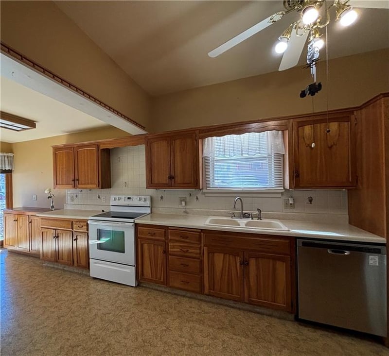 1012 Logan St, St Joseph, MO 64505
