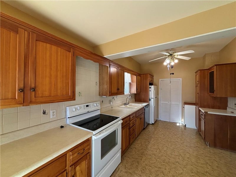1012 Logan St, St Joseph, MO 64505