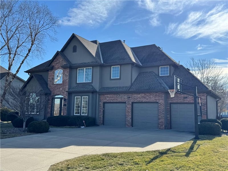 5821 Coral Dr, Lee's Summit, MO 64064