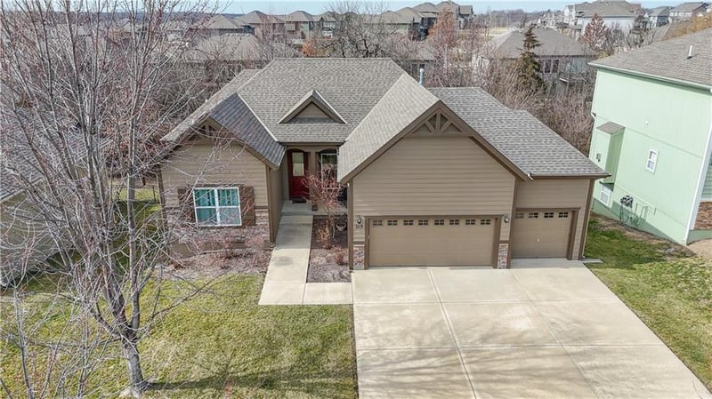 215 Canyon Dr, Olathe, KS 66061