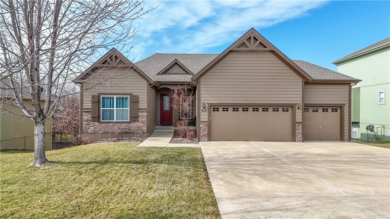 215 Canyon Dr, Olathe, KS 66061