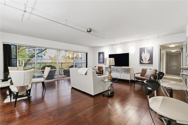 310 49th St #403, Kansas City, MO 64112