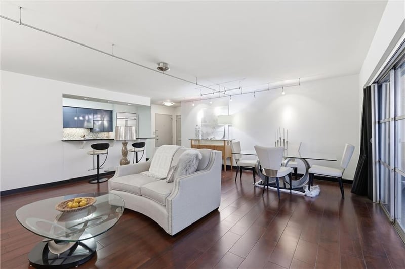 310 49th St #403, Kansas City, MO 64112