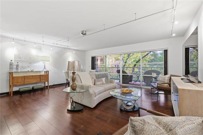 310 49th St #403, Kansas City, MO 64112