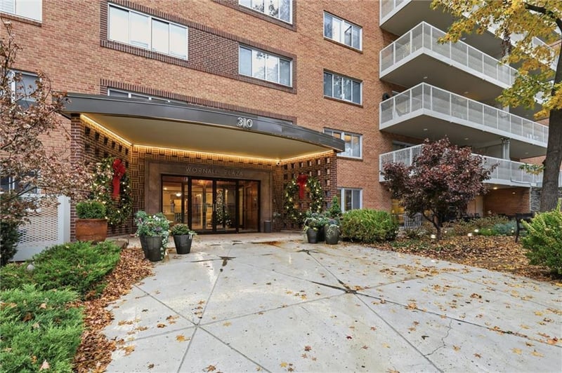 310 W 49th St #403, Kansas City, MO 64112