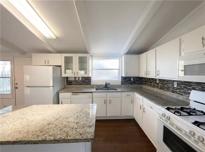 9509 Grandview Rd, Kansas City, MO 64137