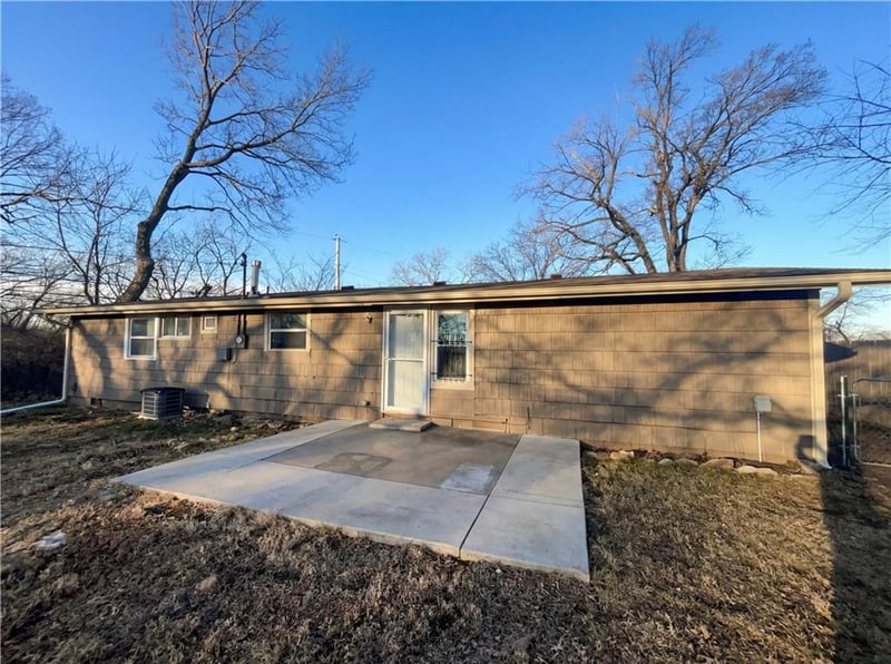 9509 Grandview Rd, Kansas City, MO 64137