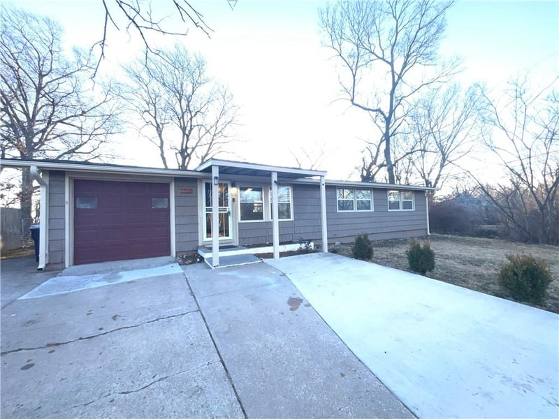 9509 Grandview Rd, Kansas City, MO 64137