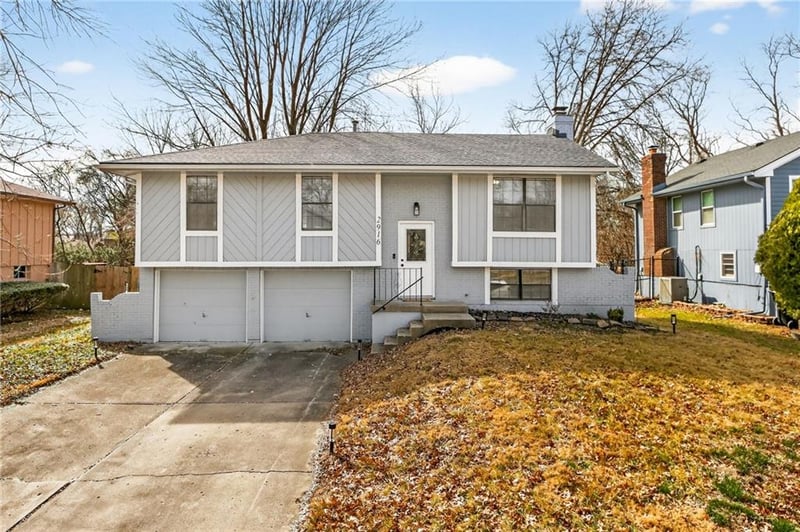 2916 Sweet Briar Dr, Independence, MO 64057