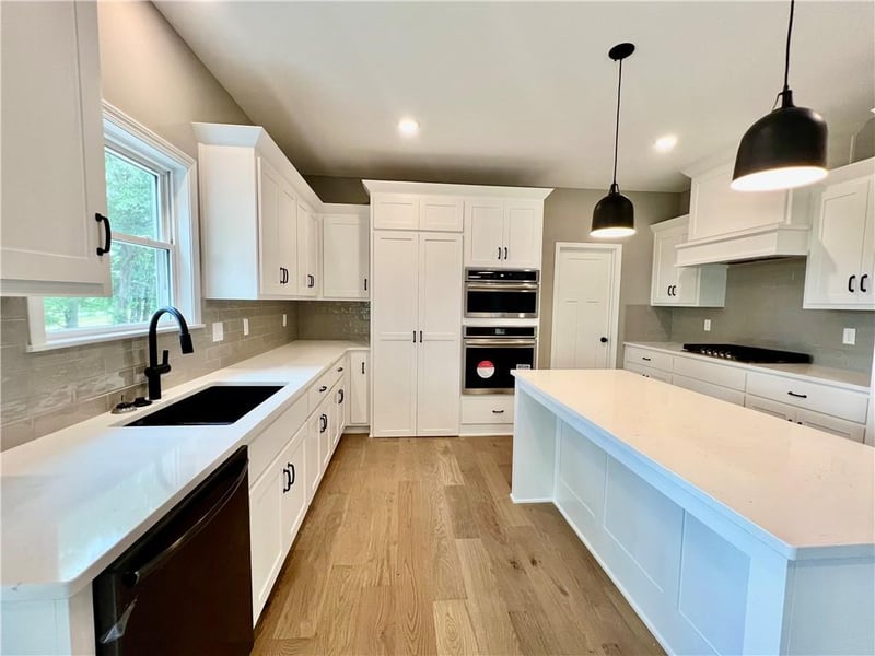 1972 Longview Dr, Liberty, MO 64068
