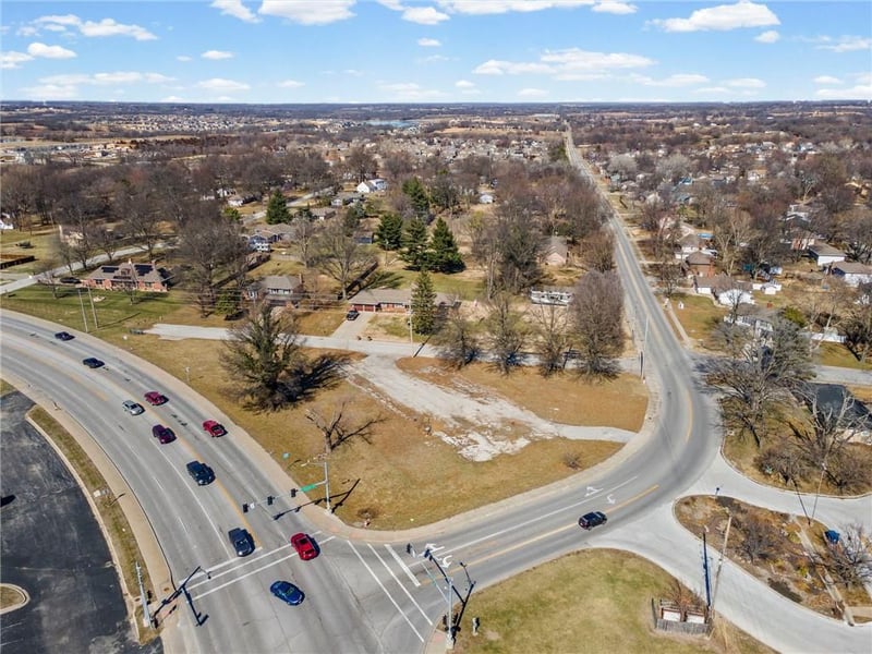 317 - 319 Foxwood Dr, Raymore, MO 64083