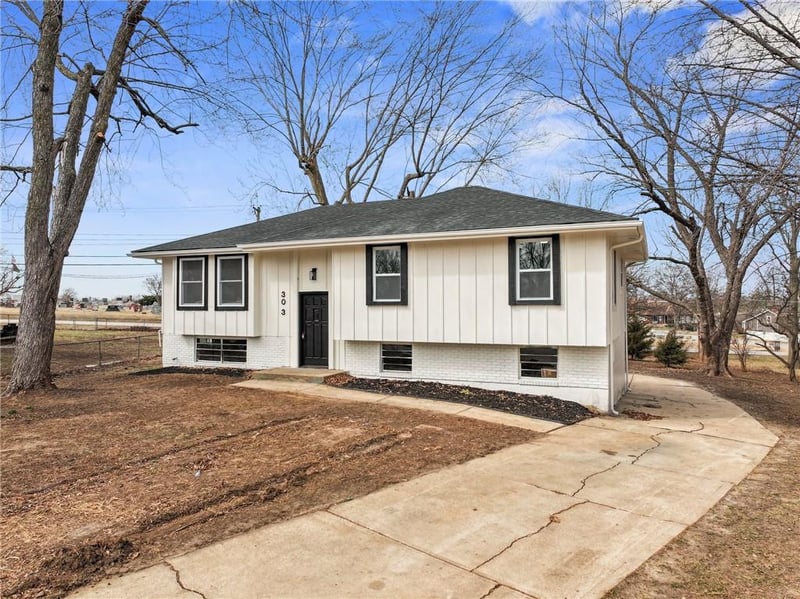 303 25th St, Blue Springs, MO 64015