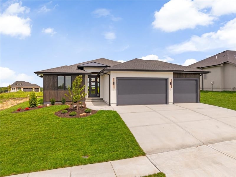 520 Bentwater Dr, Raymore, MO 64083