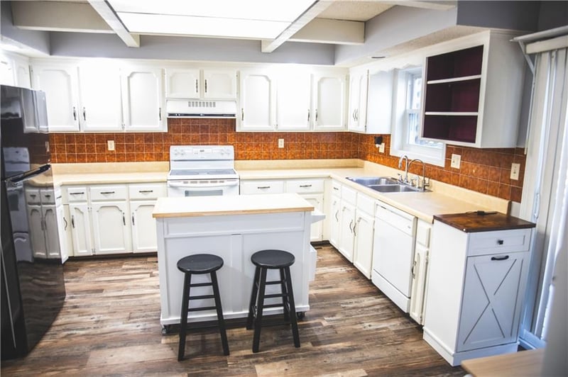 5506 Verlin Dr, Parkville, MO 64152