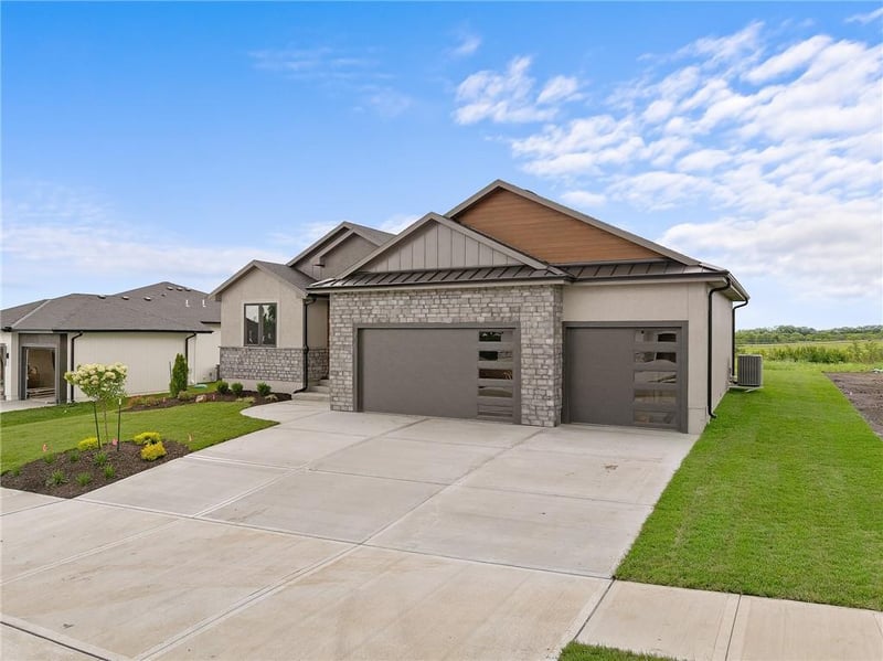 518 Bentwater Dr, Raymore, MO 64083