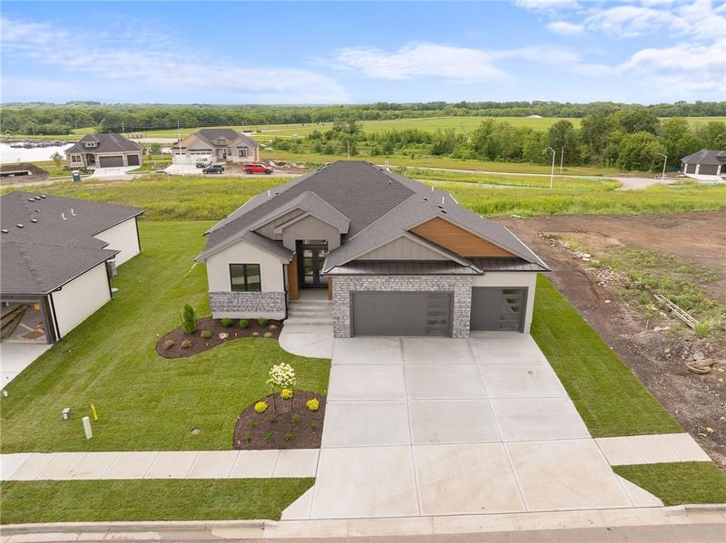 518 Bentwater Dr, Raymore, MO 64083