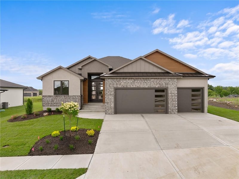 518 Bentwater Dr, Raymore, MO 64083