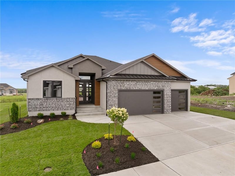 518 Bentwater Dr, Raymore, MO 64083