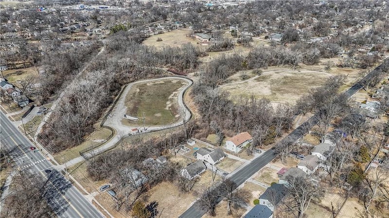 8446 Oak St, Kansas City, MO 64114