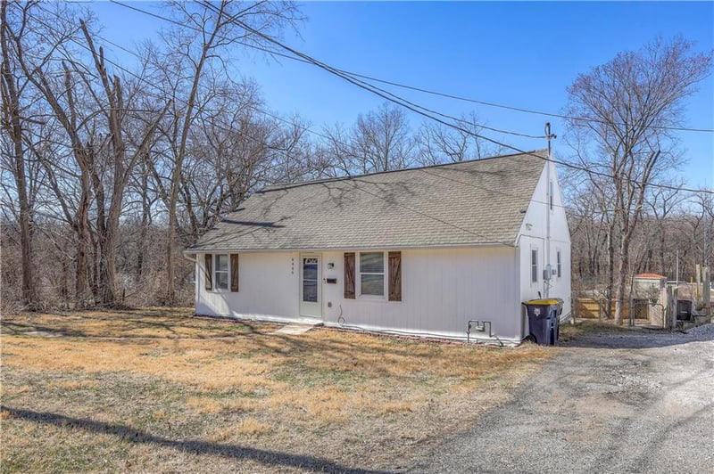 8446 Oak St, Kansas City, MO 64114