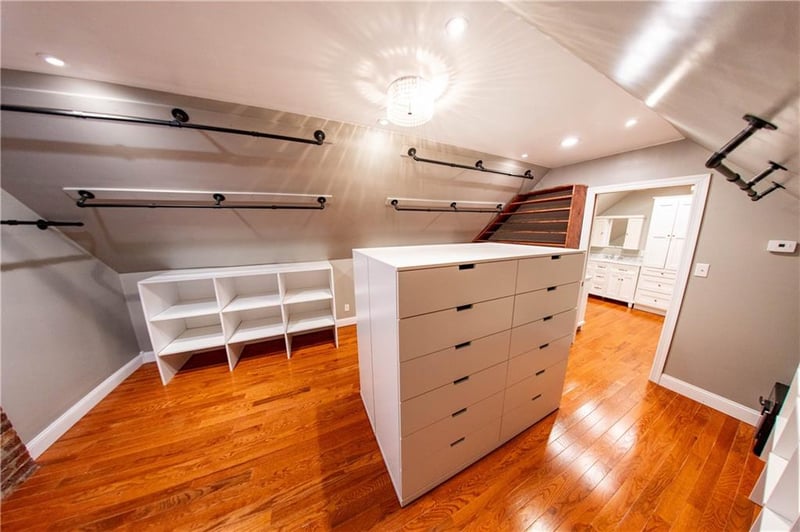 2011 Lovers Ln, St Joseph, MO 64505