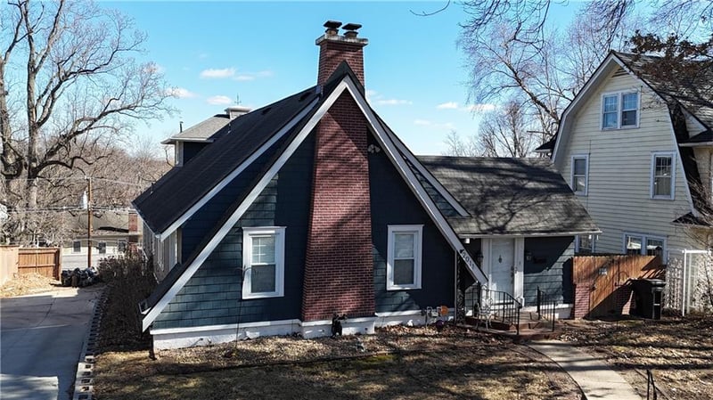 2011 Lovers Ln, St Joseph, MO 64505