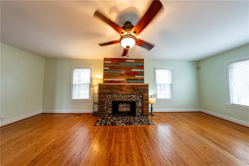 2011 Lovers Ln, St Joseph, MO 64505
