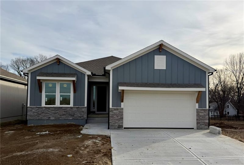 1153 SW Whitby Dr, Lee's Summit, MO 64083