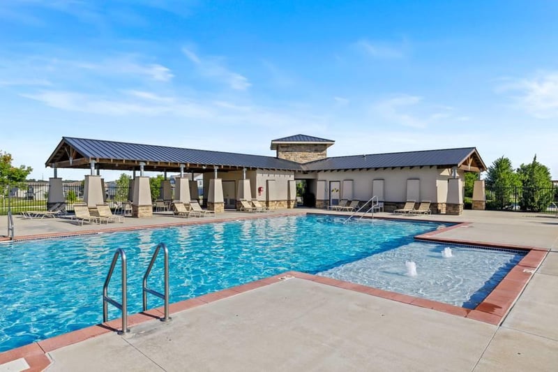 1153 SW Whitby Dr, Lee's Summit, MO 64083