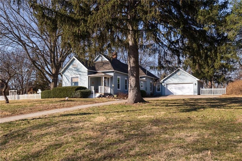 2304 Maple Ave, Leavenworth, KS 66048