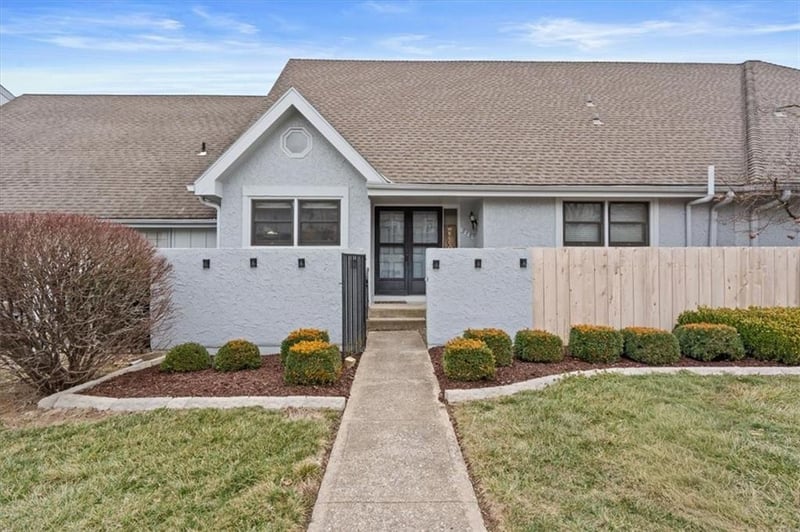 217 Woodbridge Ln, Kansas City, MO 64145