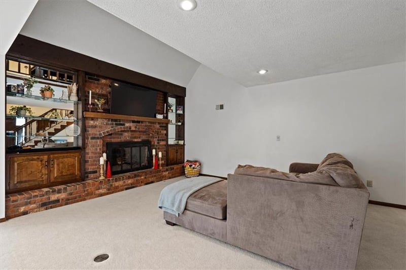 217 Woodbridge Ln, Kansas City, MO 64145