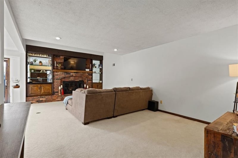 217 Woodbridge Ln, Kansas City, MO 64145