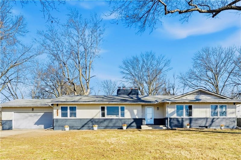 10915 Blue River Rd, Kansas City, MO 64131