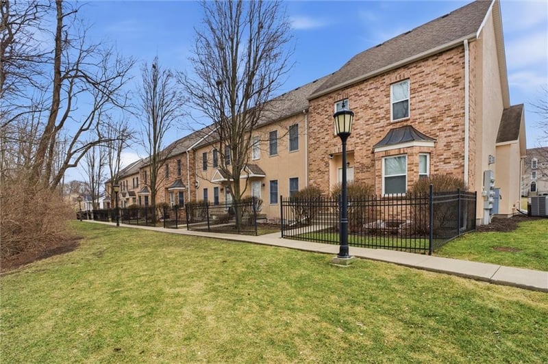 9747 Lucerne St, Kansas City, MO 64154