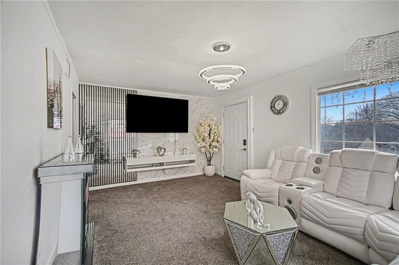 3145 Hawthorne Dr, St Joseph, MO 64501
