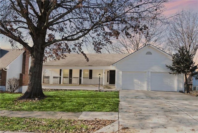 3812 SW Lido Dr, Lee's Summit, MO 64082