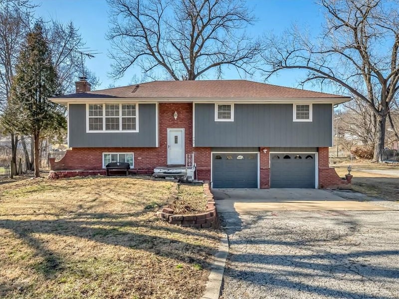 702 Lakewood Rd, Bonner Springs, KS 66012