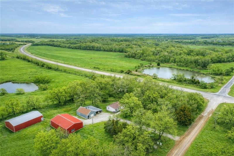 23098 Kiowa Rd, Parsons, KS 67357