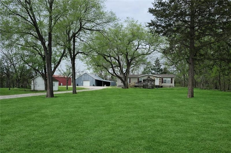 23098 Kiowa Rd, Parsons, KS 67357
