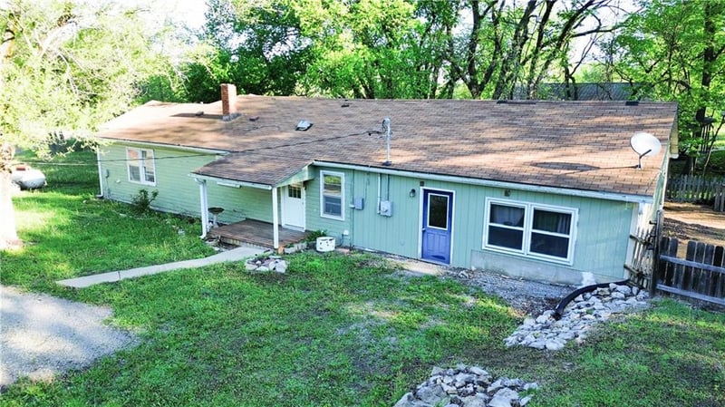 421 1st St, Mound City, KS 66056