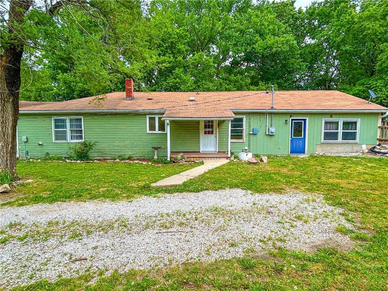 421 1st St, Mound City, KS 66056