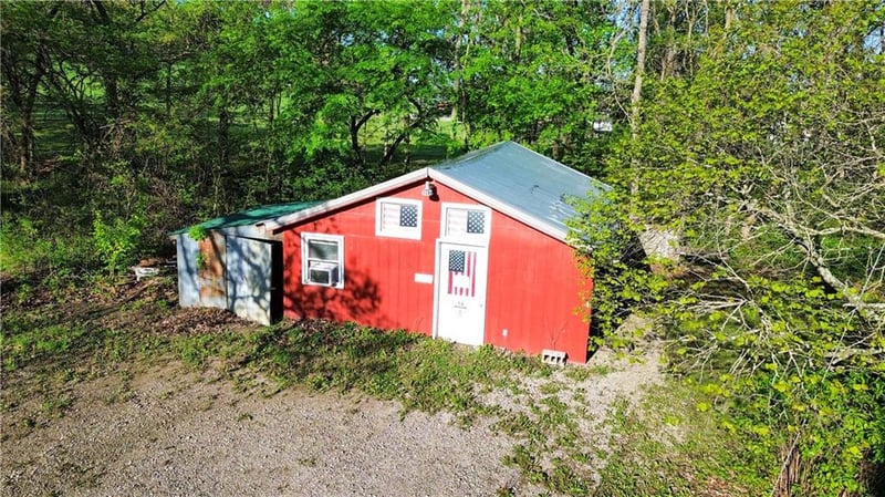 421 1st St, Mound City, KS 66056