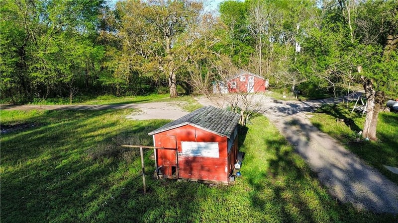 421 1st St, Mound City, KS 66056